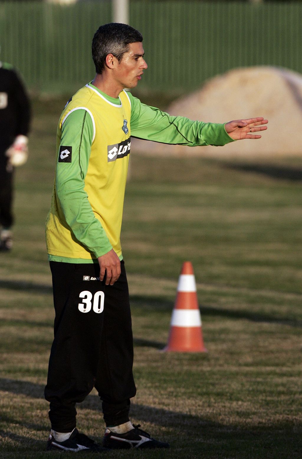 Não sei explicar o que acontece. Talvez seja, erradamente, pela importância do jogo. Quando é menos importante o time dá uma relaxada, o que é errado. Rodrigo Heffner, lateral-direito, sobre as oscilações do Coritiba | Daniel Castellano/Gazeta do Povo