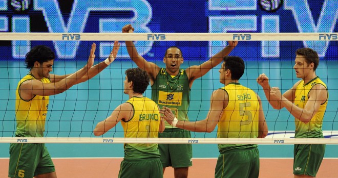 Neste domingo (26), a seleção brasileira conquistou o octacampeonato da Liga Mundial, vencendo a Sérvia por 3 sets a 2, em Belgrado | 