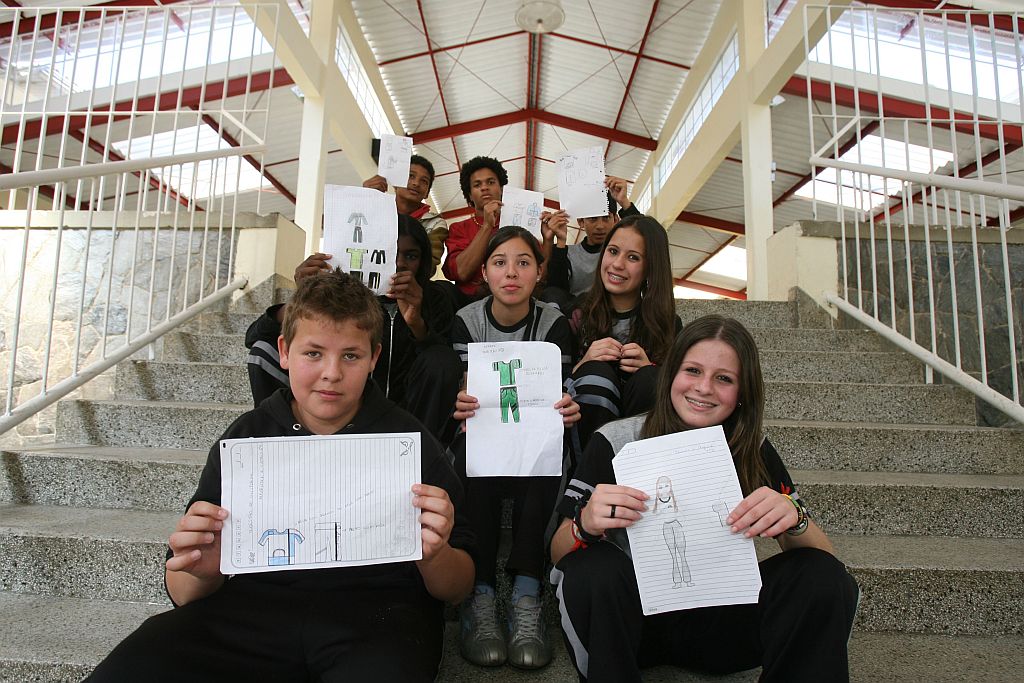 Alunos da Escola Municipal Papa João 23 desenharam modelos para o novo uniforme da escola | Priscila Forone/Gazeata do Povo