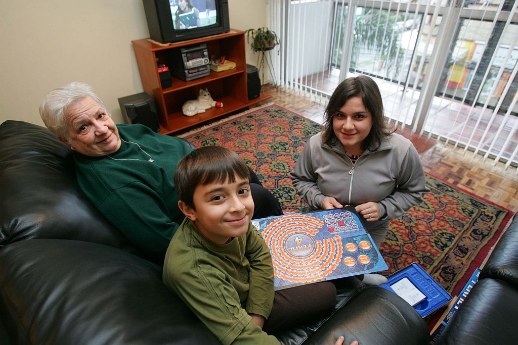 Pedro e Júlia com a avó Seny: férias prolongadas pelo adiamento das aulas levou os pais a deixar as crianças em casa | Ivonaldo Alexandre/ Gazeta do Povo