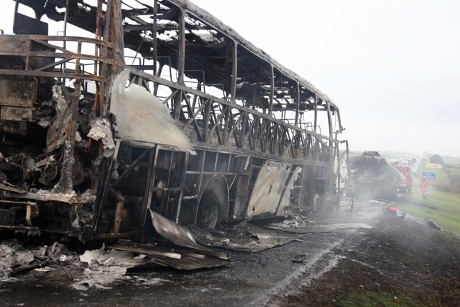 Os passageiros usaram os vidros de emergência para escapar das chamas, mas muitos não conseguiram sair a tempo | 