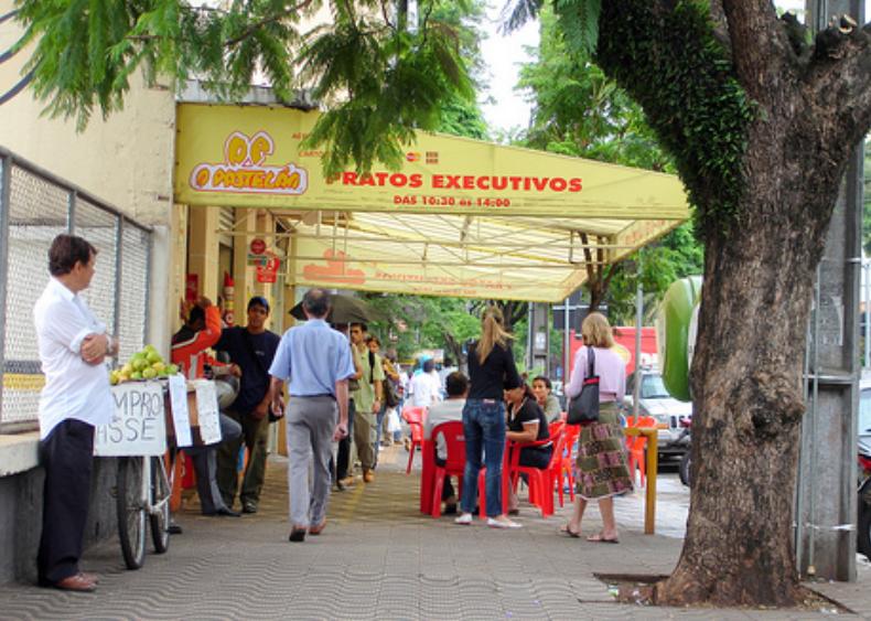 Mesas colocadas nas calçadas por bares e restaurantes estão entre os principais problemas | Divulgação Funverde