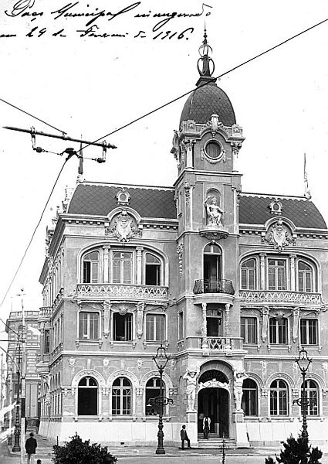A foto do Paço Muni­cipal em 1916, com anotação da mestra como era seu costume | 
