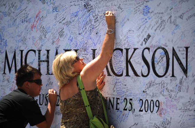 Fãs escrevem dedicatória a Michael Jackson | 