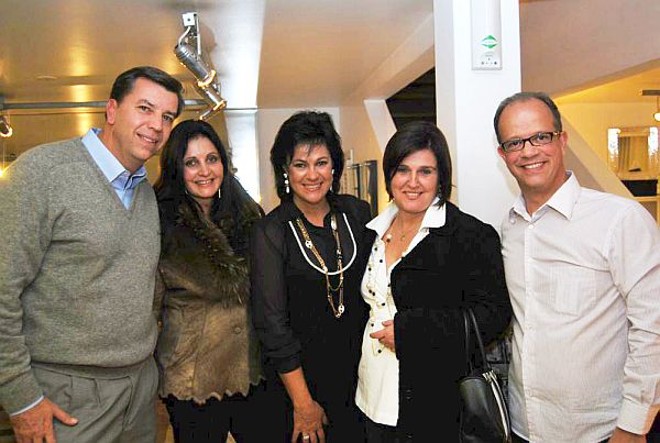 Eliane Macedo Viana (3ª da esq. para a dir.) recebeu a arquiteta Ana Padilha e Sergio Luis Ritzmann (ambos à esq.) e o casal Ana Hilda e Milton Peixoto, da ArtFire, para o lançamento das biolareiras movidas a álcool. Ana assina as vitrines da Kraft The Home Store decoradas com o equipamento | Bebel Ritzmann