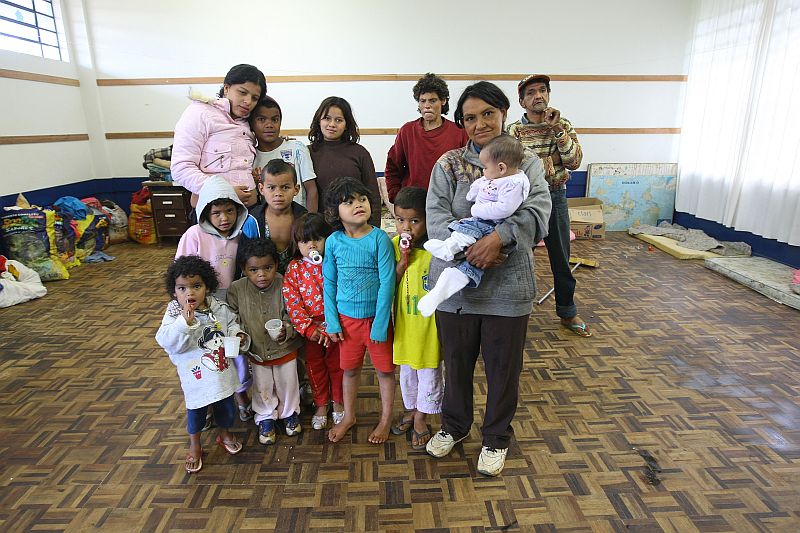 Família de Etelvina ganhou a companhia de vizinhos na escola. Ao todo são 26 pessoas abrigadas no local | Jonathan Campos/Gazeta do Povo