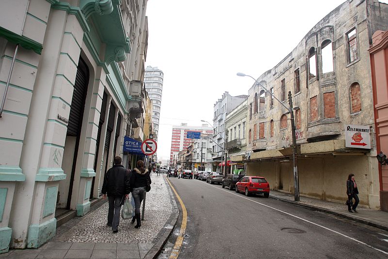 Rua Riachuelo vai ser revitalizada e ganhará novas calçadas. Hoje, cerca de 40% dos imóveis da região estão desocupados alguns, de arquitetura histórica, estão abandonados | Priscila Forone/Gazeta do Povo