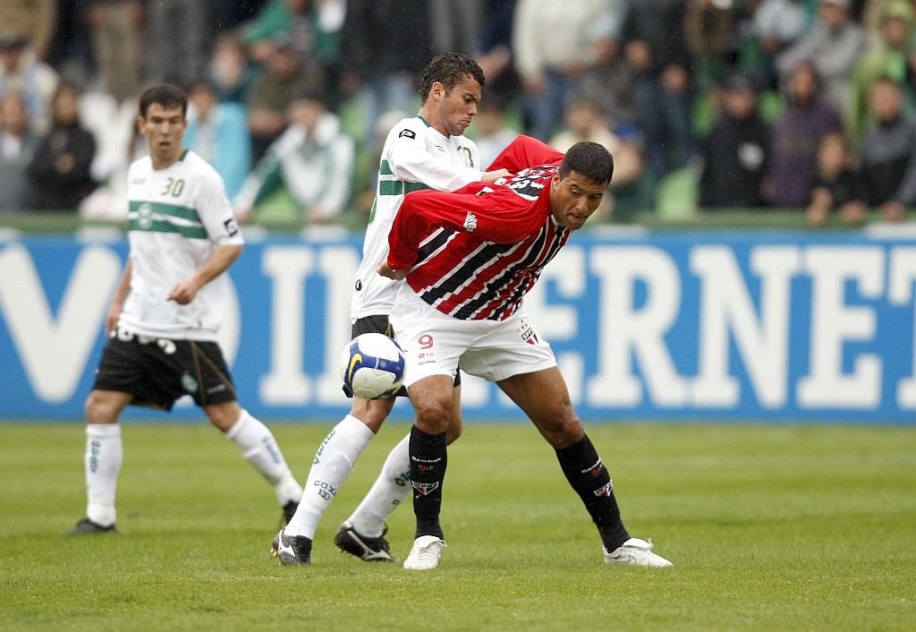 Jaílton fez boa partida na linha de três zagueiros alviverdes e anulou o grandalhão Washington, substituído por Ricardo Gomes | Valterci Santos/Gazeta do Povo