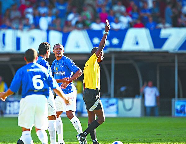Com 12 segundos de jogo, Zé Carlos foi expulso ao acertar Renan com uma cotovelada | Cristiano Machado/ Hoje em Dia