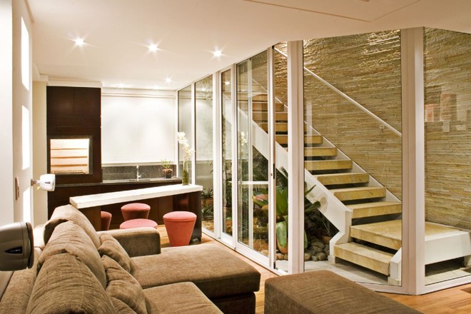 A porta de alumínio e vidro, no projeto de Caroline Bollmann, privilegia a iluminação | 