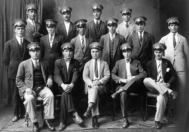 Na década de 1930, este grupo de motorneiros dos bondes da Cia. Força e Luz posaram para a posteridade | 