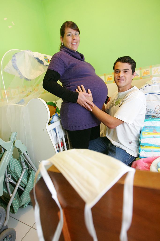 Ariane e o marido, Walter: grávida de 39 semanas, ela antecipou a licença | Daniel Castellano/Gazeta do Povo