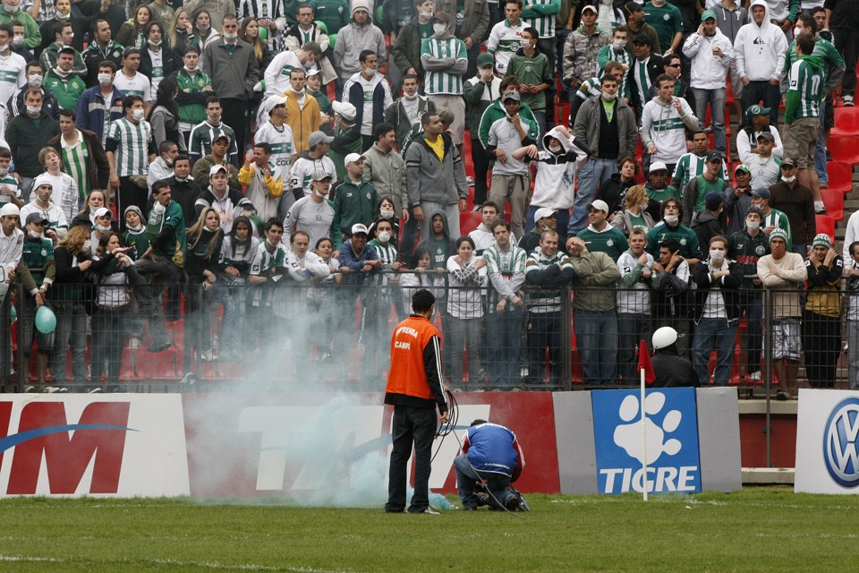 Sinalizador, que também é proibido em alguns estádios, foi arremessado no gramado da Arena | Pedro Serápio / Gazeta do Povo