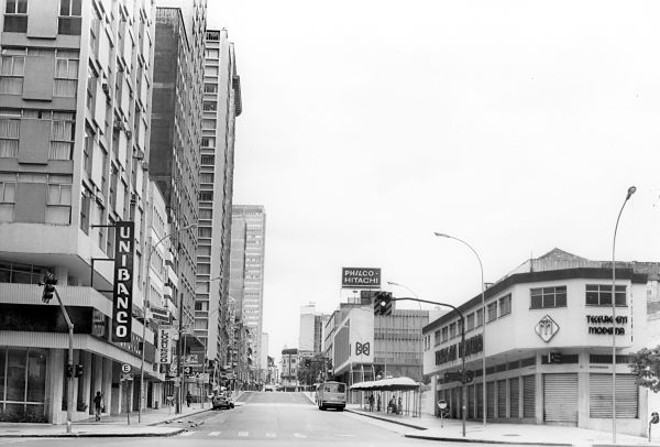 A mesma esquina com as ruas alargadas, em foto feita em janeiro de 1993 | 