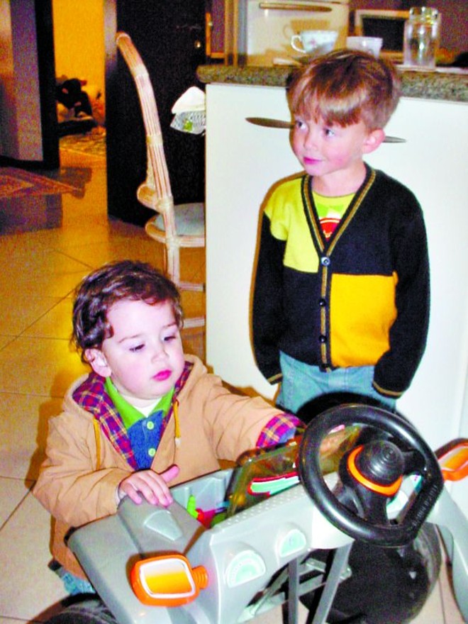 Gabriel e Lucas, filho e primo da repórter, têm no carro o brinquedo favorito | 