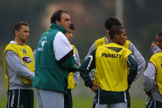 e Ricardo Gomes, no Coritiba de 2001: personagens centrais da partida de hoje à tarde, no Couto Pereira |
