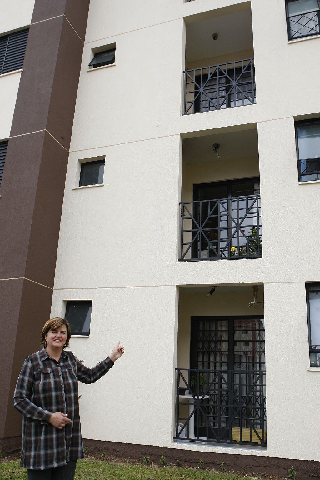 Os moradores do bloco dos fundos, onde pega menos sol, querem um padrão transparente. Já os da frente, bastante ensolarados, querem o padrão fumê, o mesmo da fachada original do prédio", Maria da Graça Prendin, síndica | Aniele Nascimento/ Gazeta do Povo
