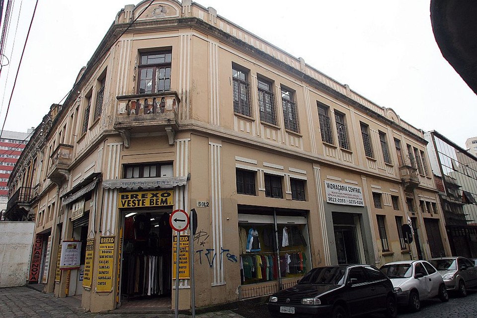 Loja de roupas usadas na Riachuelo: comerciantes terão de aperfeiçoar atendimento para segurar a clientela após a reforma | Priscila Forone/Gazeta do Povo
