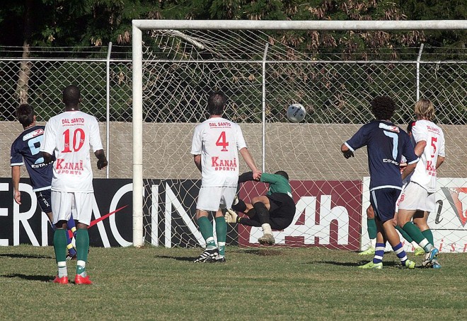 Em Foz, Baby (7) fez o primeiro gol do AFA no empate com o Serrano | Christian Rizzi/Gazeta do Povo