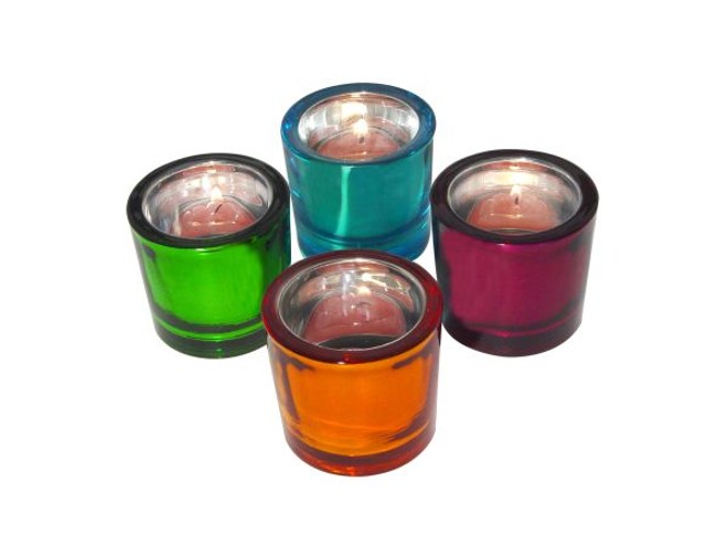 Castiçais reflexivos em vidro nas versões laranja, rosa, azul e verde. Preço: R$ 39,90 o conjunto. À venda na Imaginarium | 