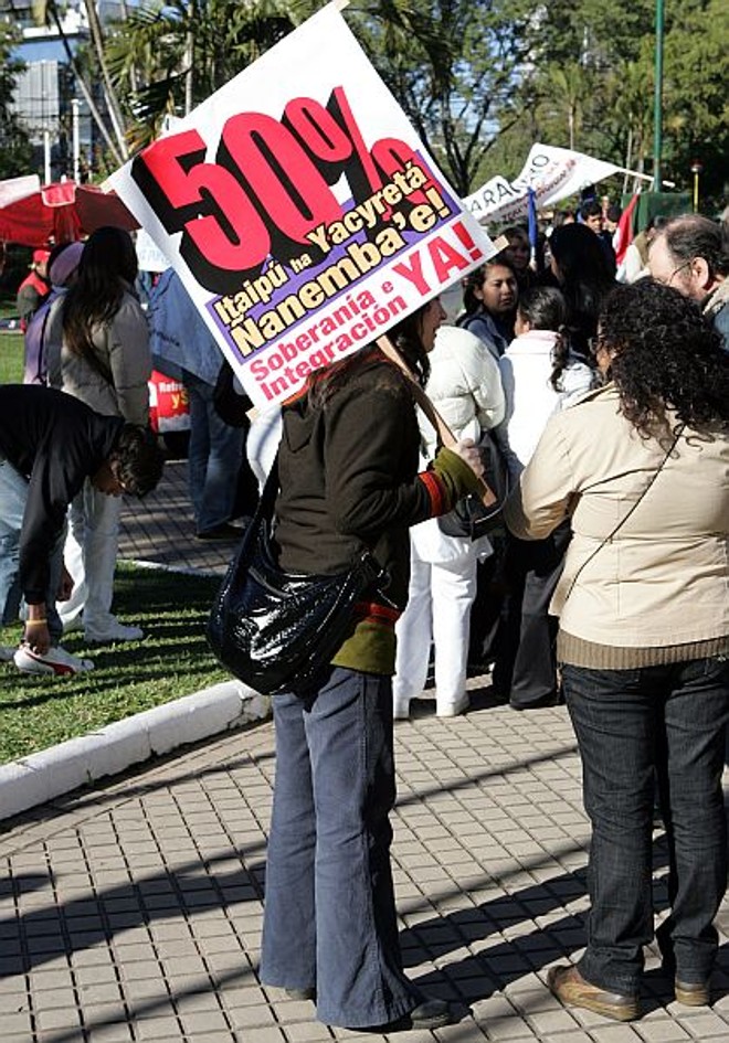 Paraguaia protesta contra o Brasil |