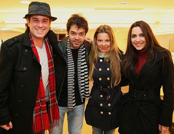 Os atores Bruno Mazzeo e Fernanda Souza (ao centro) receberam o casal Tatiana e Mac Solek, da Prime Eventos, no camarim, após a apresentação da comédia Enfim, Nós. A empresa foi a responsável pela vinda do espetáculo, apresentado sábado passado no Teatro Positivo Grande Auditório | Gustavo Garret