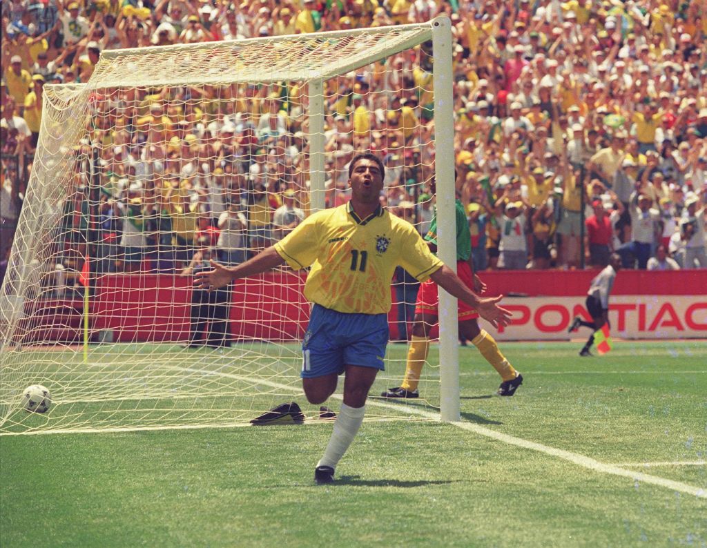 Cenas do tetra: Romário comemora o gol contra Camarões, na segunda rodada... | Arquivo