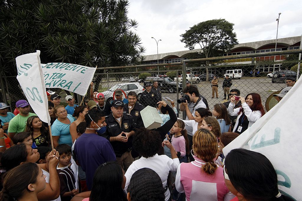 Comunidade da Vila Becker protestou ontem em frente à sede da administração dos portos. Famílias vivem cercadas por empresas que movimentam cargas de alto risco | Valterci Santos/Gazeta do Povo
