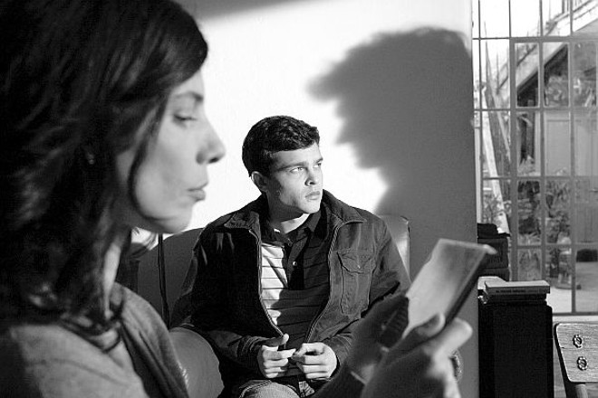 Maribel Verdú em primeiro plano, fora de foco: ela encarna a sensualidade e os cuidados maternos | 