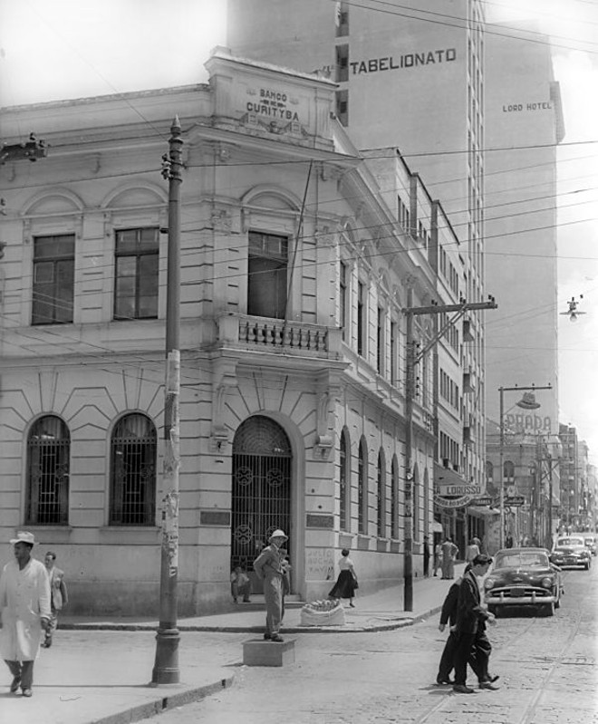 Aqui temos o Banco de Curitiba, na esquina dos Marechais, em março de 1955 | 
