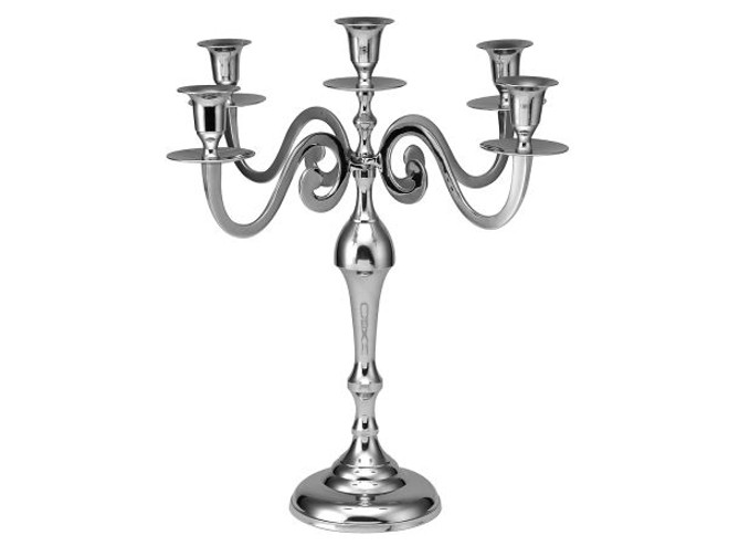 Castiçal tipo candelabro Baroque. Peça em metal com acabamento cromado. Preço: R$ 189. À venda na Tok Stok | 