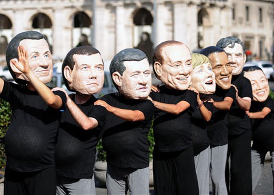 Ativistas da ONG britânicaOxfamusam máscaras dos líderes do G8 e fingem estar grávidos durante protesto na Praça da República, em Roma, nesta sexta-feira (10) | AFP