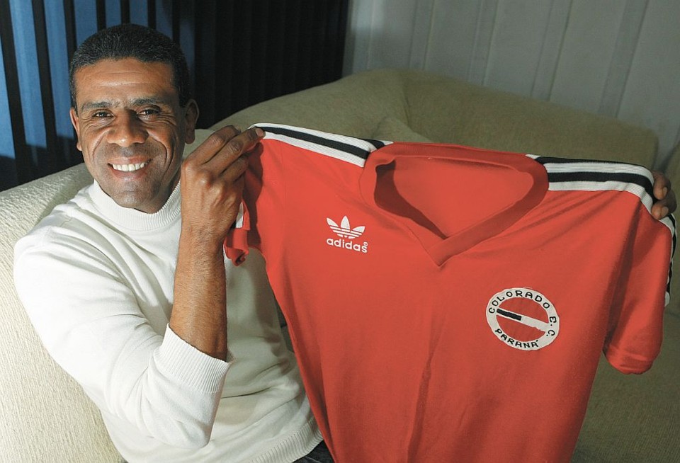 Ariomar, que jogou durante cinco anos no Colorado, ainda guarda com carinho a camisa vermelha do extinto clube | Rodolfo Bührer/ Gazeta do Povo