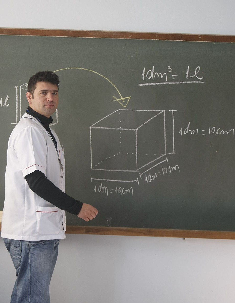 O professor Anderson Oliveira de Almeida ensina medidas no quadro negro e treina os conhecimentos dos alunos com exercícios práticos | Aniele Nascimento/ Gazeta do Povo