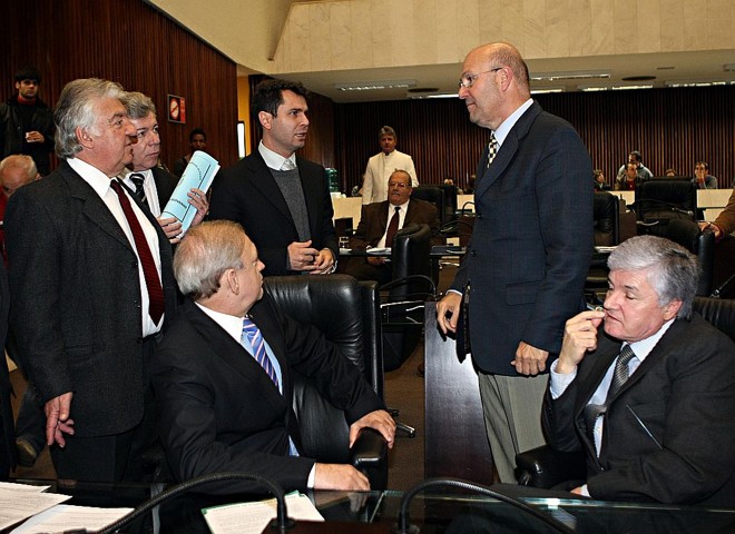 Deputados estaduais antes das férias: votação de propostas que vão da autorização para o Paraná negociar dívida com Alagoas a declarações de utilidade pública |