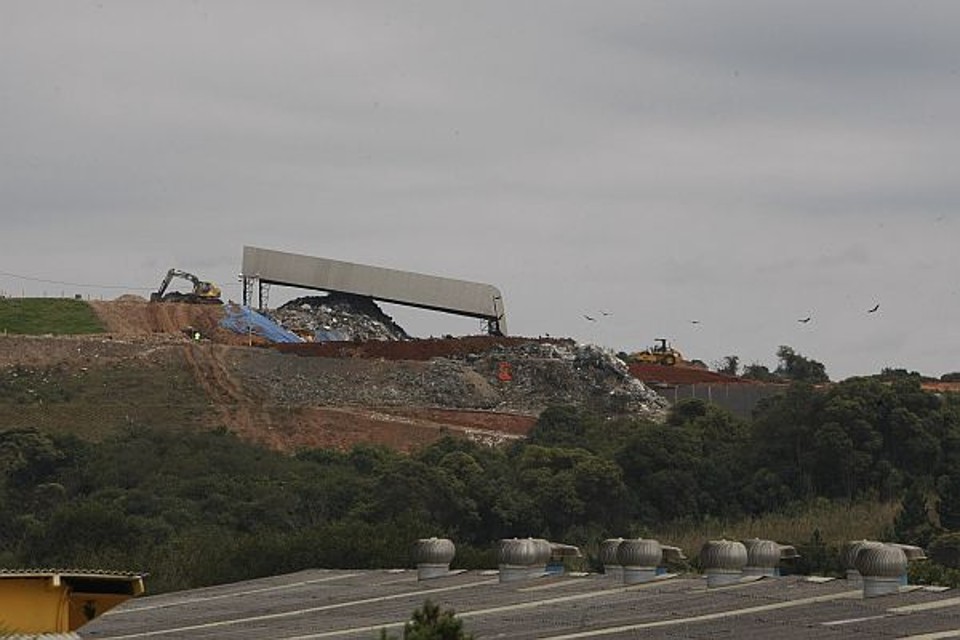 Aterro da Essencis recebe até 90% das 300 toneladas de lixo produzidas diariamente pelos grandes geradores da capital | Fotos: Marcelo Elias/Gazeta do Povo