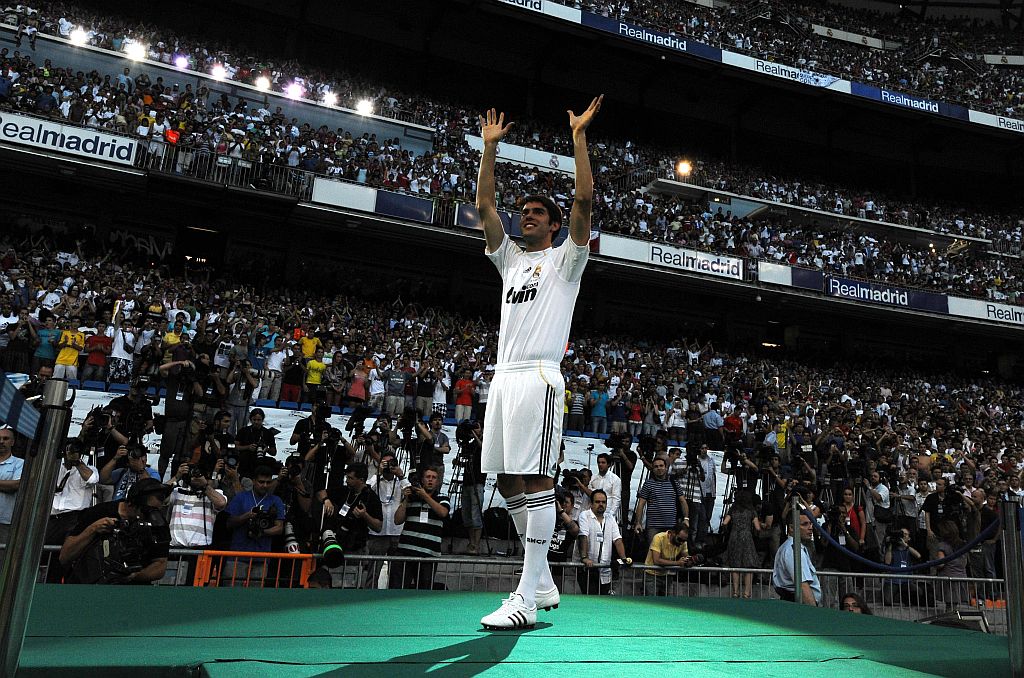 Kaká saúda a torcida merengue no Santiago Bernabéu: É um dia indescritível, inédito e histórico para mim, disse o meia brasileiro | Javier Soriano/AFP