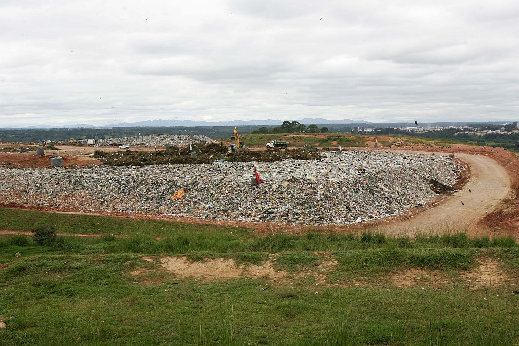 Caximba: a chamada reconformação geométrica é um processo de reestruturação das pirâmides de lixo, que daria mais 12 meses de vida útil ao aterro. A prefeitura tenta ainda ampliar a área do local, conseguindo mais cinco meses | Priscila Forone/Gazeta do Povo