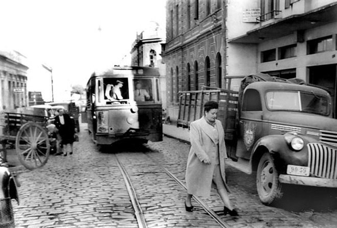 O bonde atravancando o trânsito na Marechal Floriano. Foto de junho de 1946 | 