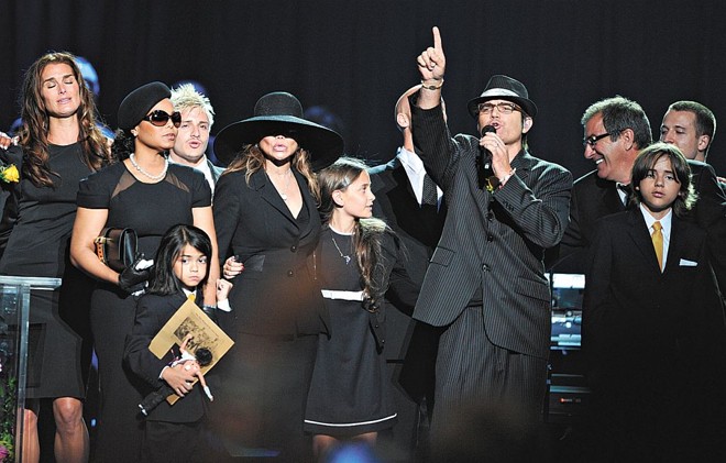 A partir da esquerda: Brooke Shields, Janet Jackson, Prince Michael Jackson II, LaToya Jackson, Paris-Michael Katherine, cantor não-identificado e o filho mais velho Michael Joseph Jackson | 