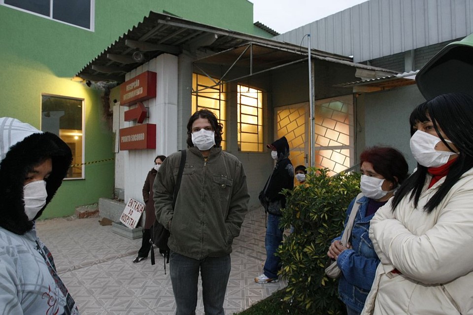 Paulo Maia e outros parentes do vigilante José Ricardo Maia, morto no domingo: funcionários e visitantes do hospital receberam máscaras depois da morte | Marcelo Elias/Gazeta do Povo