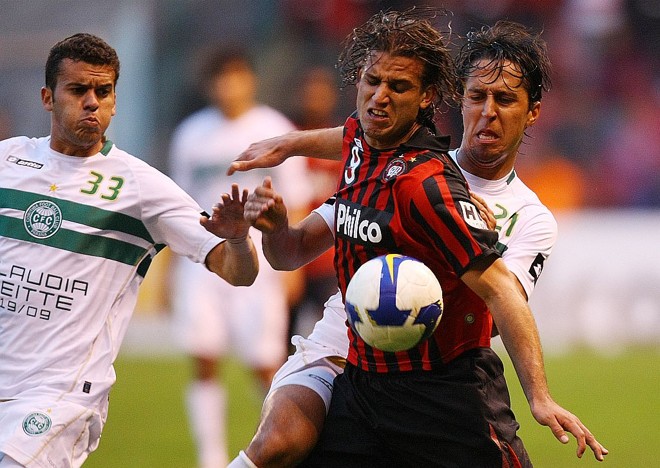 Forte na marcação e rápido nas antecipações, o grandalhão Dirceu anulou o atacante atleticano Rafael Moura | Jonathan Campos/Gazeta do Povo
