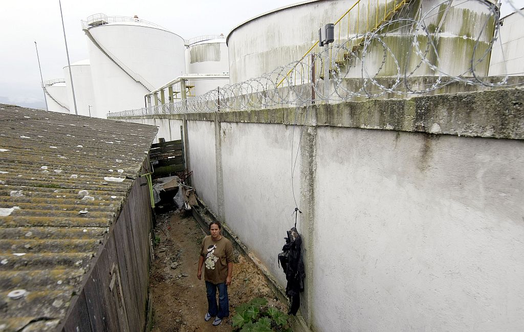 Isabel mora a cerca de 4 metros de um dos tanques: família dorme com porta destrancada por medo de explosão | Valterci Santos/Gazeta do Povo