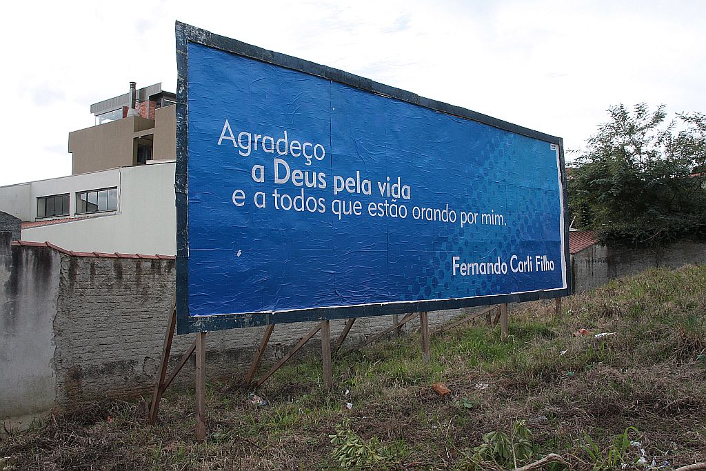 Os cerca de 20 outdoors, ao custo médio de R$ 200 cada um, estão em ruas centrais e dos principais bairros de Guarapuava, cidade adiminstrada pelo pai de Carli Filho | 