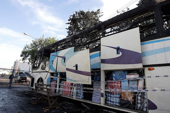 O fogo destruiu o ônibus, mas não atingiu o contrabando apreendido pela Receita | Christian Rizzi/Gazeta do Povo