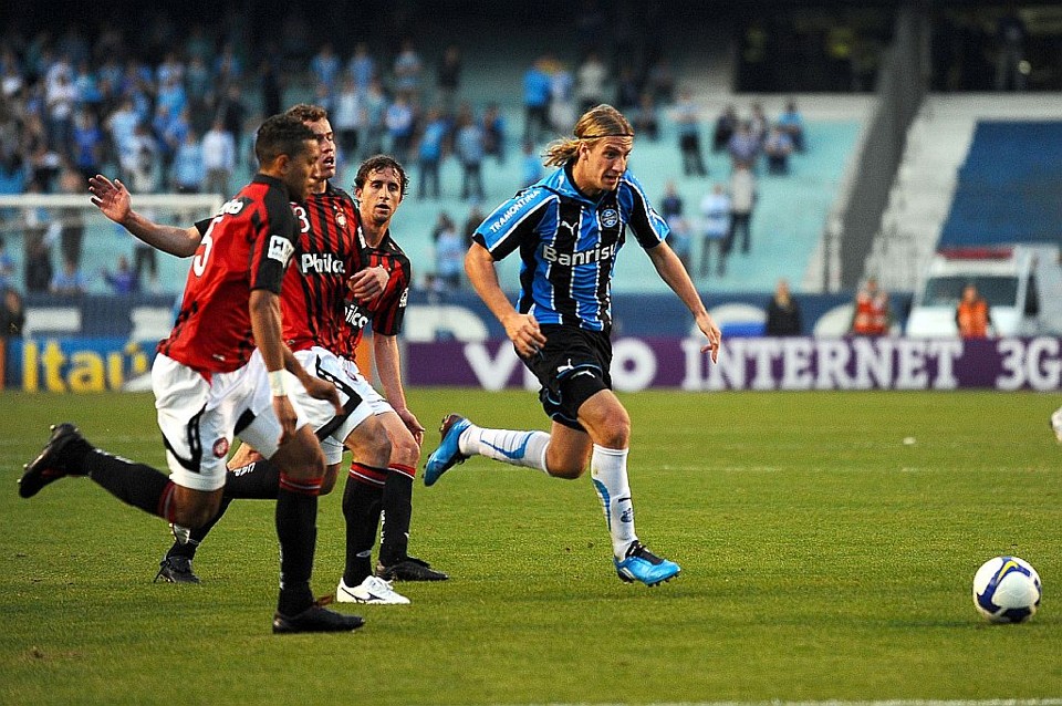 Melhor jogador em campo, o argentino Maxi López passa por Antônio Carlos (5), Manoel (3) e Rafael Miranda: argentino destruiu o Atlético no Estádio Olímpico | Eduardo Seidl/Correio do Povo