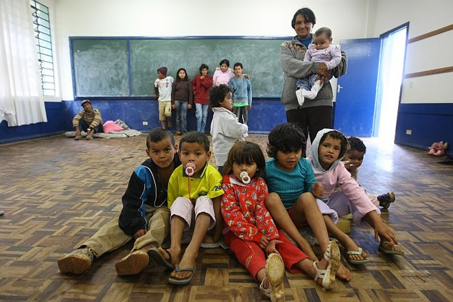 Etelvina com os filhos e os sobrinhos na escola. Eles reclamam de falta de alimentos e roupas |