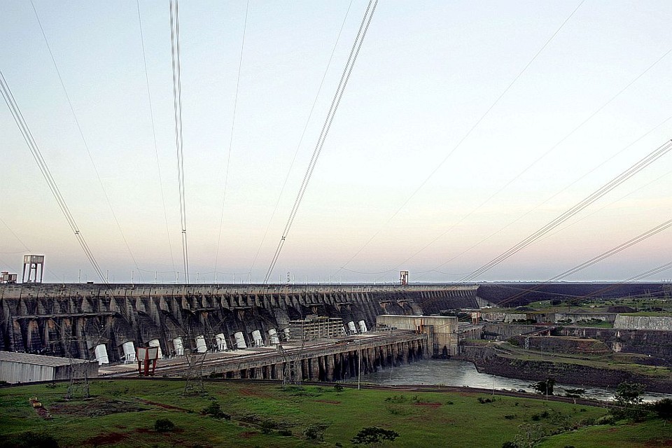 Em média, 20% da energia das distribuidoras nacionais é gerada por Itaipu. No caso da Copel, fatia é de 12%, o que diminui o impacto das mudanças no acordo bilateral | Evaristo Sa/AFP