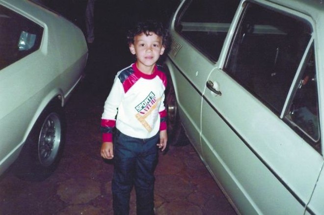 Everton encostado em um Passat em 1983 | 