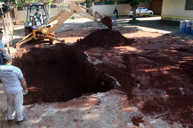 Cerca de 20 toneladas de terra misturadas ao veneno foram retiradas do solo da Funasa | Roberto Furlan/PMM